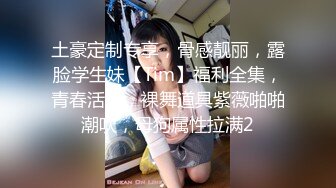 会所偷拍穿着白色高跟鞋的优雅少妇 尿完躲在里面玩手机